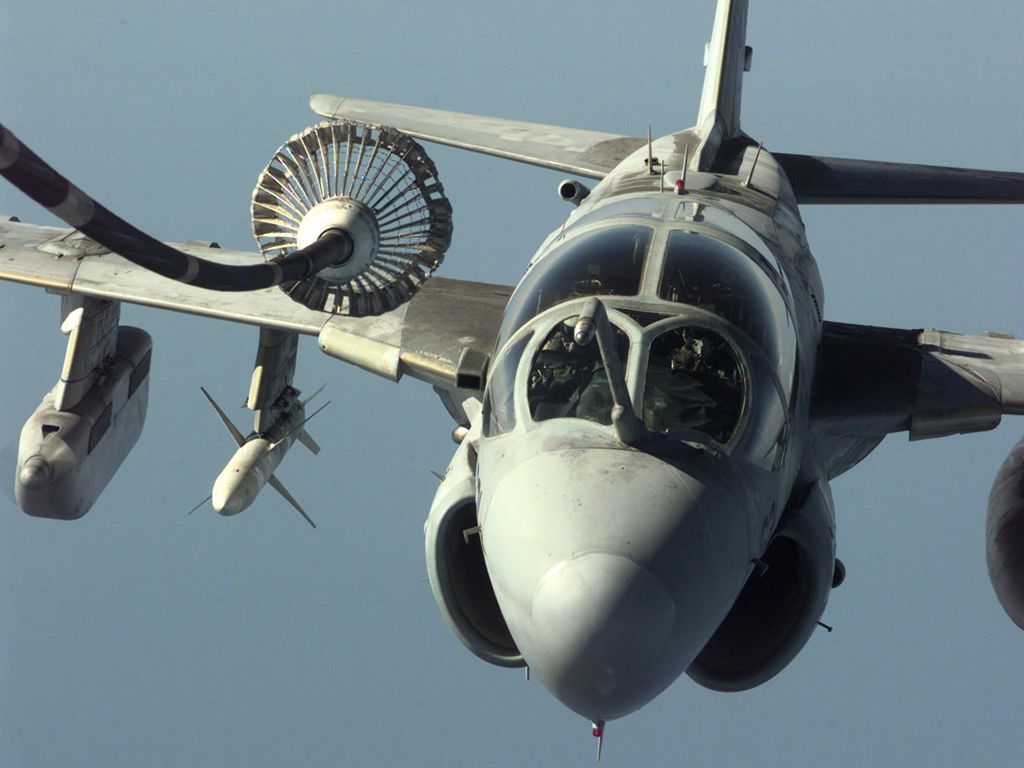 При необходимости обеспечения
дополнительного времени пребывания в воздухе самолет EA-6B может быть
дозаправлен с помощью KC-135